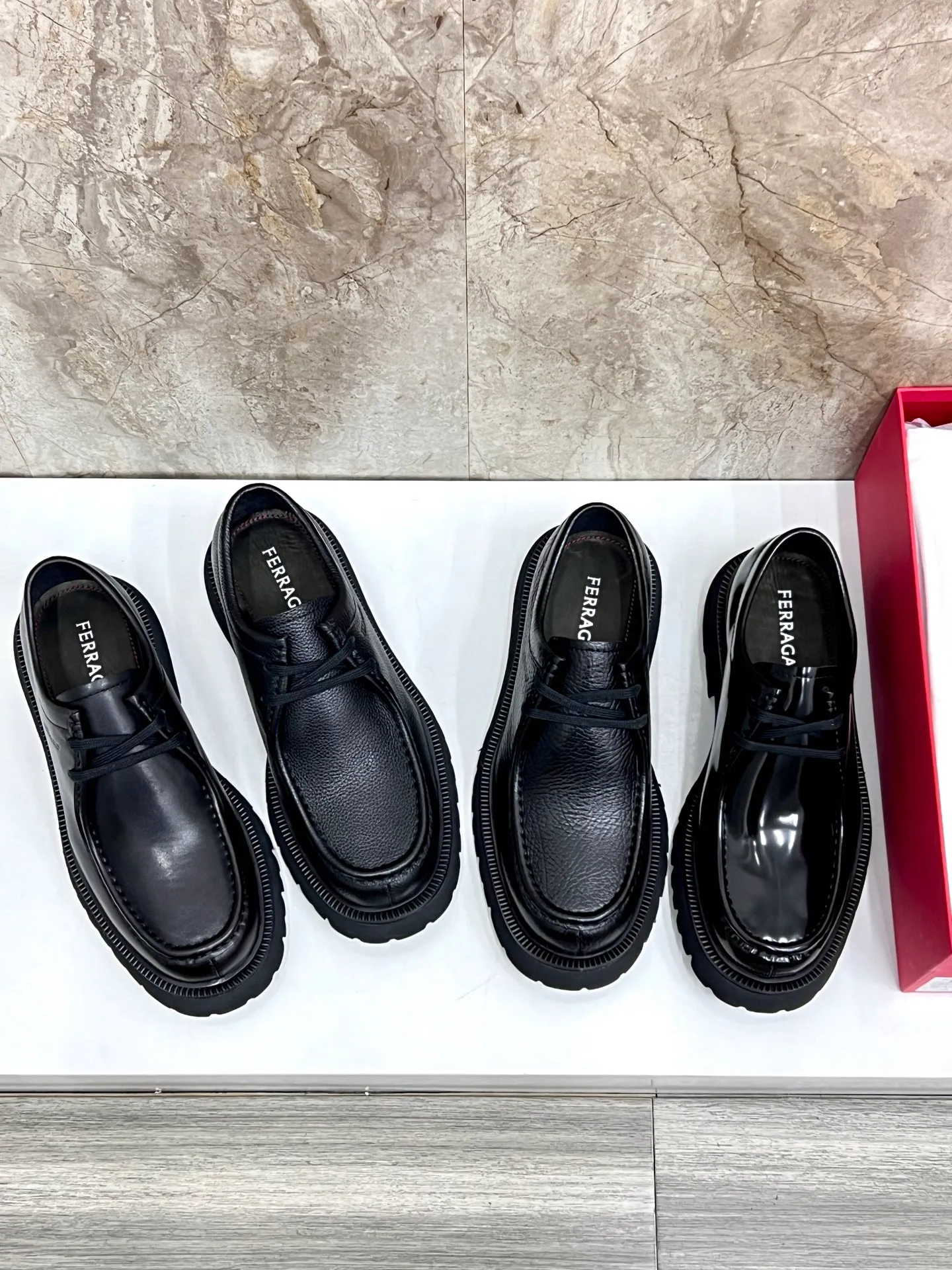 Original quality P780 Brand: Ferragamo Standard code: Men's code 39.40.41.42.43.44 Grade: Same style as the official website High-quality men's shoes Material: Customized first-layer calfskin with water-dyed cowhide lining Cowhide tiptoe Original non-slip and wear-resistant rubber outsole Style category: Men's formal business leather shoes are young and fashionable European and American trends British style Casual matching Comfortable feet Color: actual picture